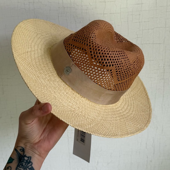 Camelia hat